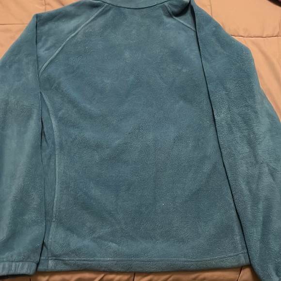 Blue green Columbia jacket. Has a small black mark barely noticeable (last pic) - Picture 2 of 4
